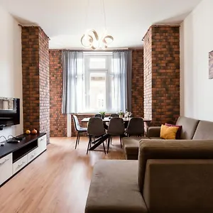 Jacuzzi And Privacy With 2 Balconies And Free Garage , Budapest Hungary