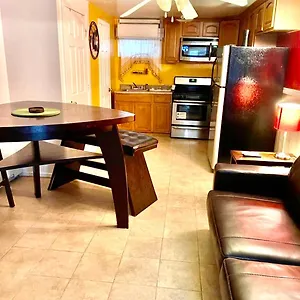  Homestay Large 3-bedrooms/2-bath Apt, One Block To Train