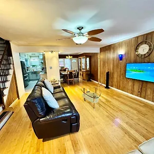  Holiday home Lga Airport 3 Mins, 3 Bedroom Duplex House, Parking And Private Backyard, 9mins Subway!